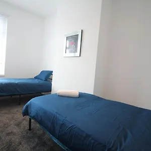 Media Manor - Fully Refurbished In 2022 - Large 6 Bedrooms, 3 Bathrooms Media Games Holiday home Blackpool